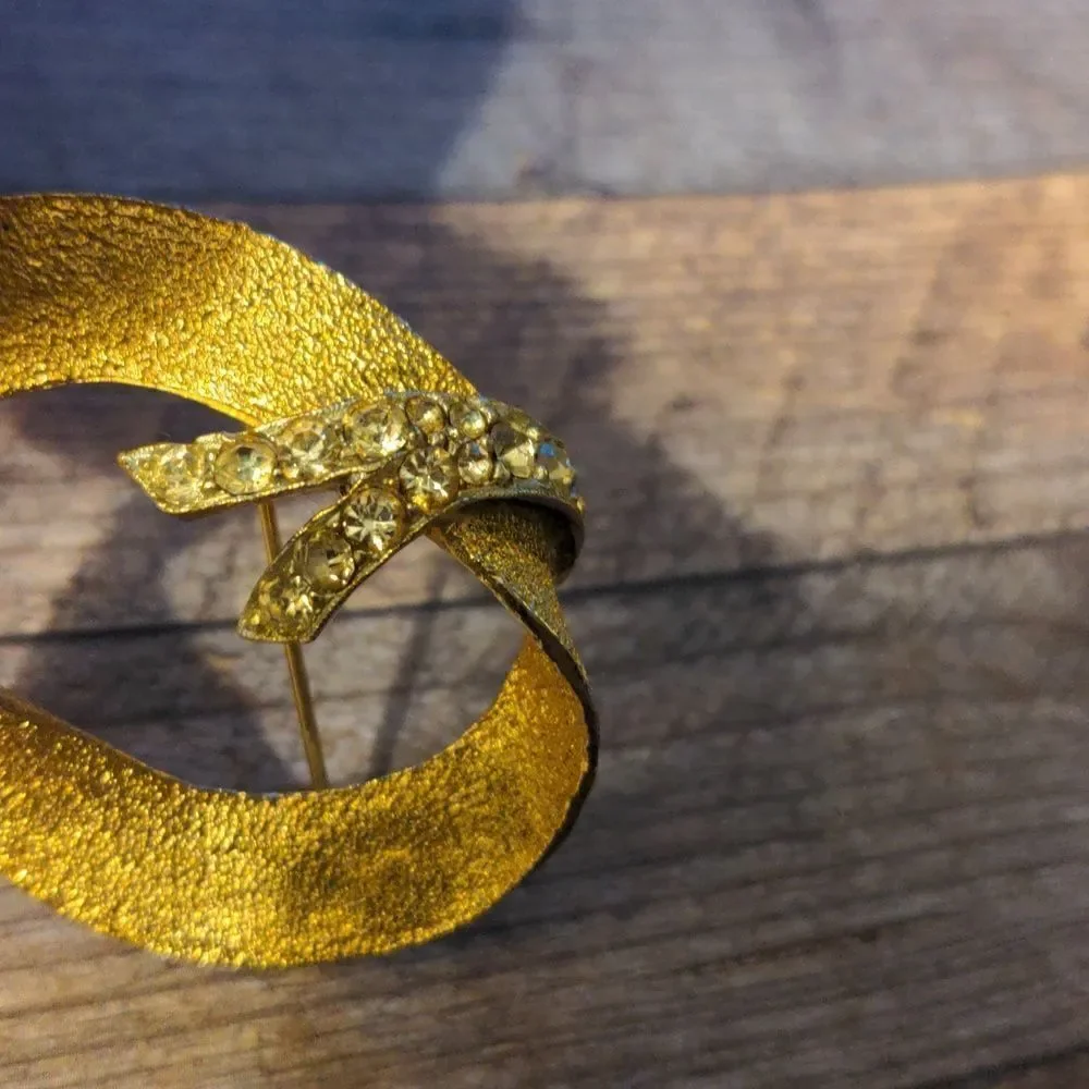 ‎BSN vintage gold tone and rhinestone brooch